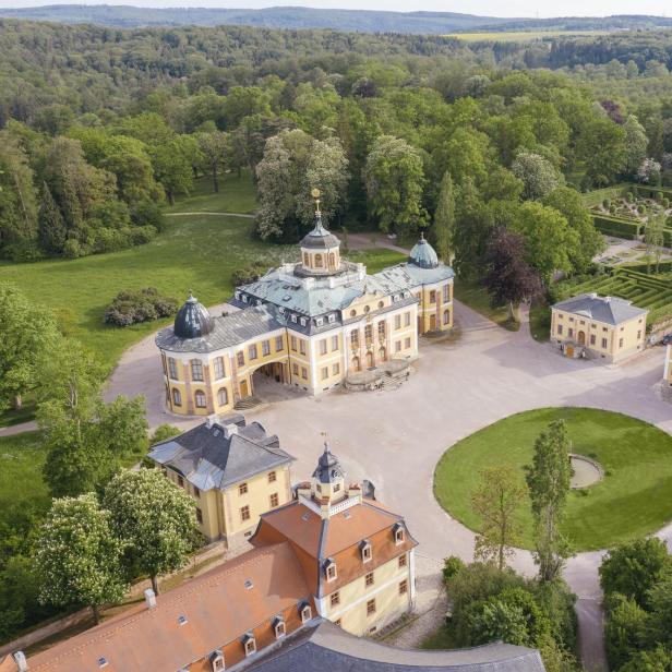 Prunkvolles Barock-Schloss in einem grünen Park