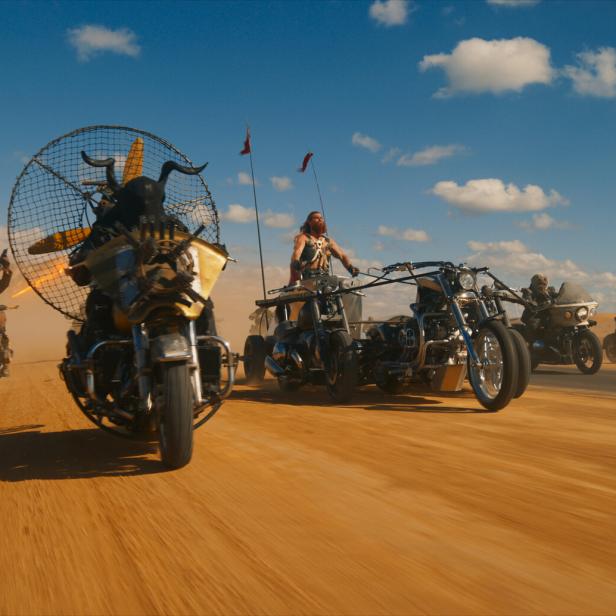 Motorradfahrer rasen durch die Wüste.