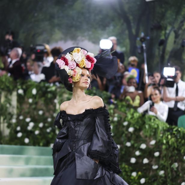 Zendaya in einem Vintage-Design von Galliano für Givenchy