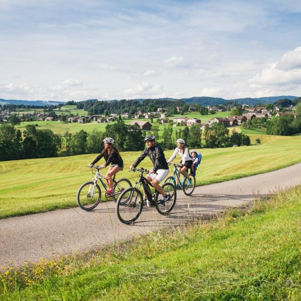 Radfahrer genießen die Landschaften Vorarlbergs