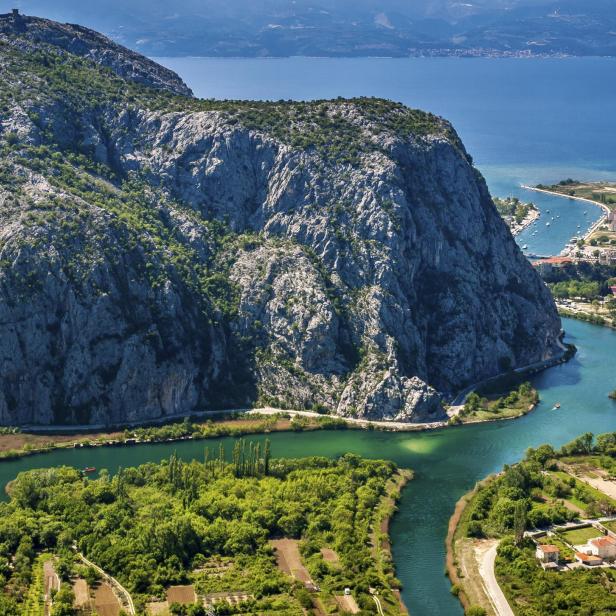 Der Fluss Cetina schlängelt sich durch eine grüne Landschaft in Kroatien.