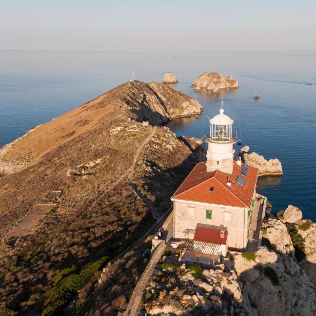 Luftaufnahme des Leuchtturms von Kap Kamenjak in Kroatien.
