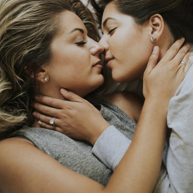 Zwei Frauen, die sich küssen