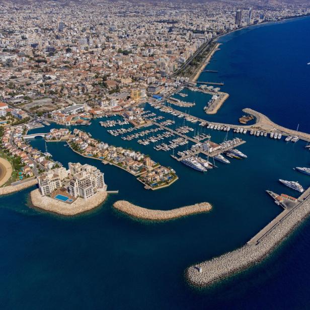 Luftaufnahme Limassol Marina in Zypern, Mittelmeer und Hafen, Hochhäuser am Strand und Yachten