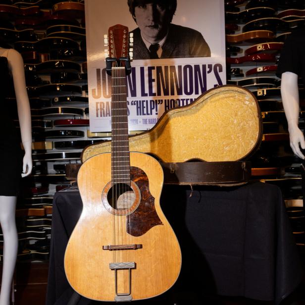 Vor der Auktion: Ausstellung der Gitarre im Hard Rock Café in New York