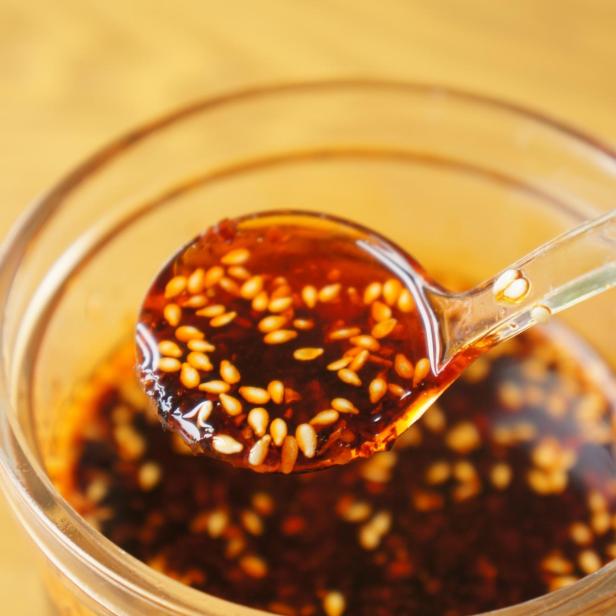 scharfes Chiliöln aus China in Glas mit Löffel