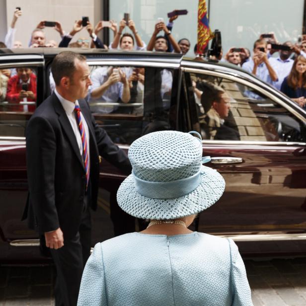 Die Queen auf dem Weg zu einem Auto. 