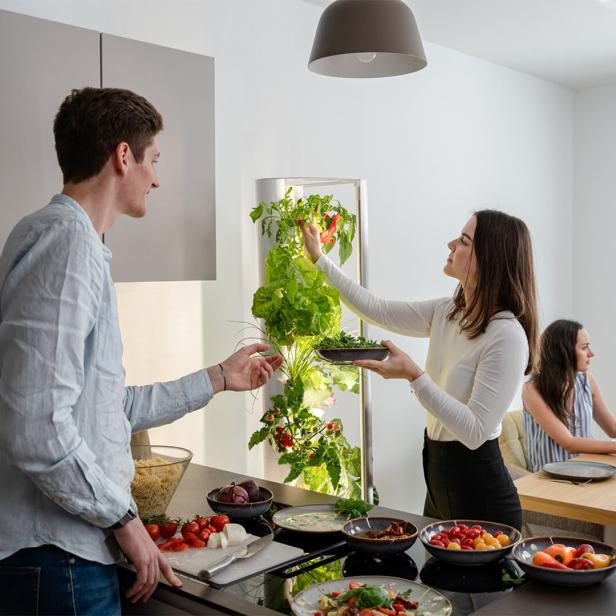 Ein Paar nutzt fürs Kochen seinen Indoor-Garten.