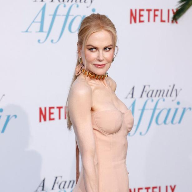 Nicole Kidman posiert im Nude-Kleid auf dem roten Teppich.