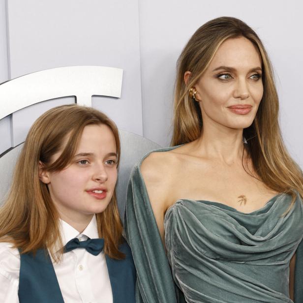 Angelina Jolie und ihre Tochter Vivienne posieren bei den Tony Awards