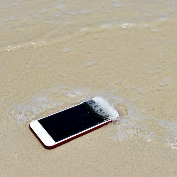 Ein Smartphone ist ins Meer gefallen.