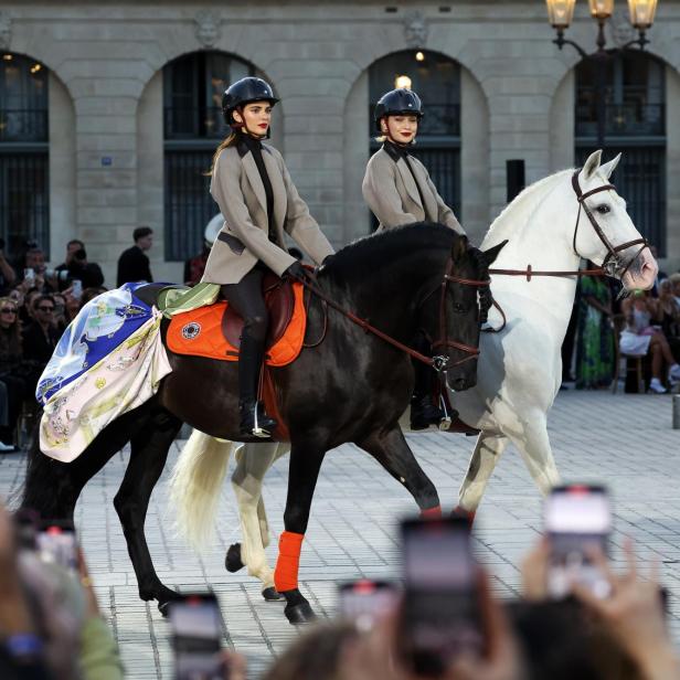 Kendall Jenner und Gigi Hadid reiten auf Pferden bei der "Vogue World" in Paris