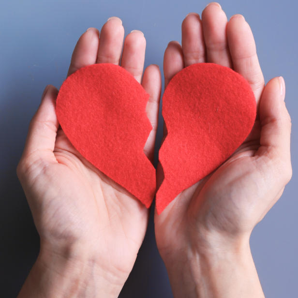 Neue Studie für Herzschmerz: Wie Elektroschocks gegen Liebeskummer helfen könnten. 