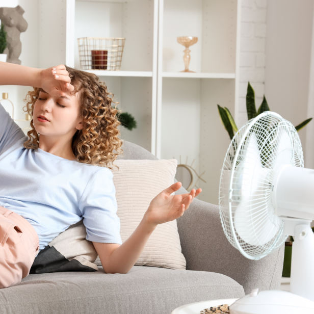 Kühle Oasen: 5 Tipps, um Räume im Sommer abzukühlen, Frau vor Ventilator 