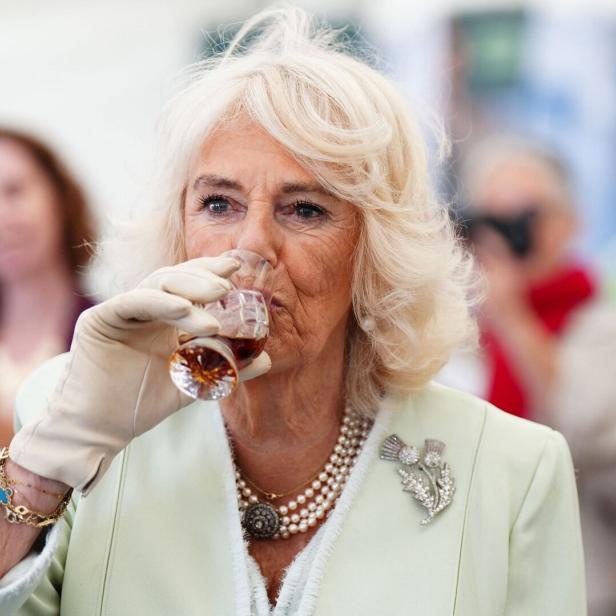 Queen Camilla probierte in Schottland Whisky