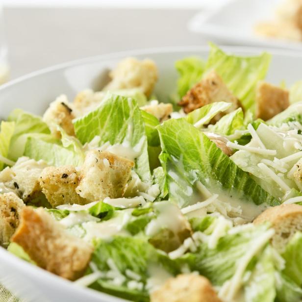 Salat in Schüssel mit Brotcroutons