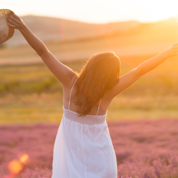 Frau in einem Feld bei Sonnenuntergang