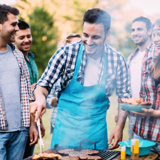 Freunde grillen gemeinsam 