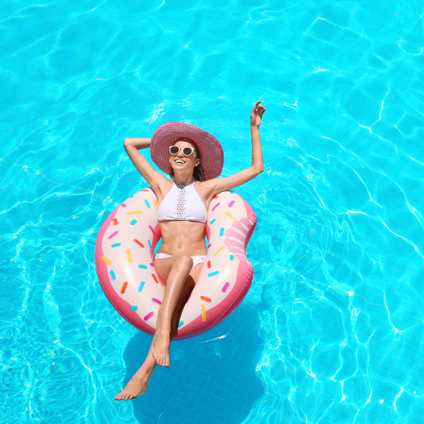 Frau im Pool auf Schwimmreifen - Abkühlung im Sommer