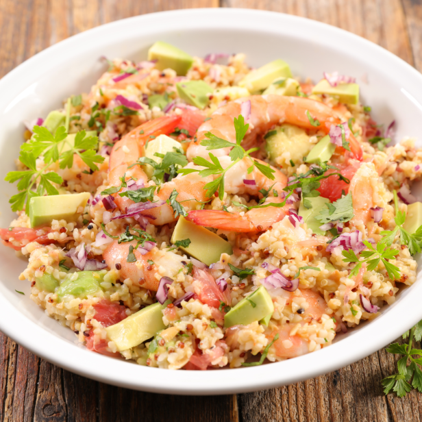 Garnelen Quinoa Gericht mit Tomaten, Avocado und Zitrone