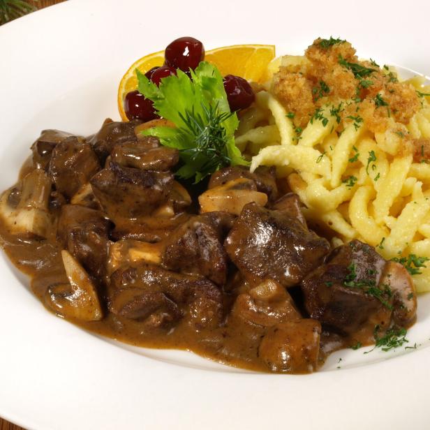 Rehragout mit Spätzle (Symbolfoto).