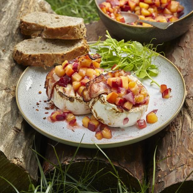 Gegrillter Hermelin-Käse (Camembert) mit Nektarinen