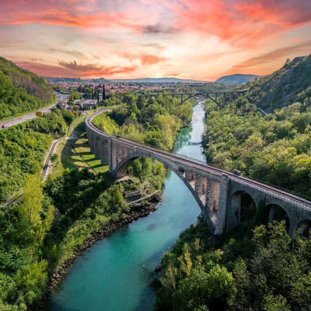 Die Brücke in Solkan führt über den Fluss Soča.