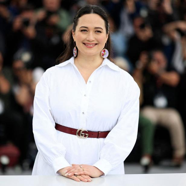 Lily Gladstone mit Logo-Gürtel in Cannes