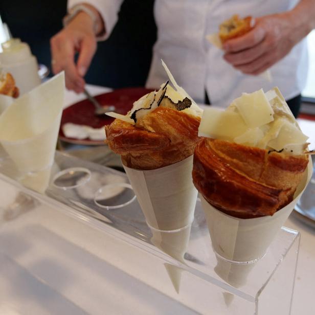 Croissants mit pochiertem Ei, Artischockencreme, Käse und Trüffel.