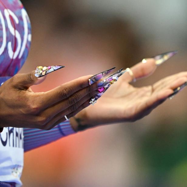 Athletinnen überraschen in Paris mit aufwendig gestalteten Fingernägeln.