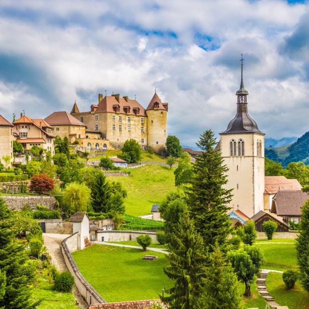 Landschaft und Türme: Blick auf das Schloss und die Pfarrkirche von Gruyères