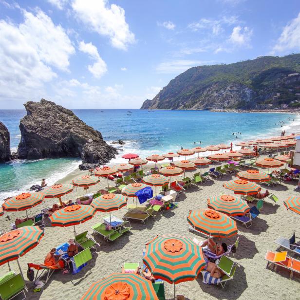 Die maritime Landschaft des Dorfes Monterosso in Ligurien.