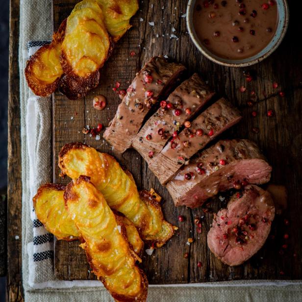 Rinderfilet mit Pfeffer-Madeira-Sauce und Knusper-Kartoffeln