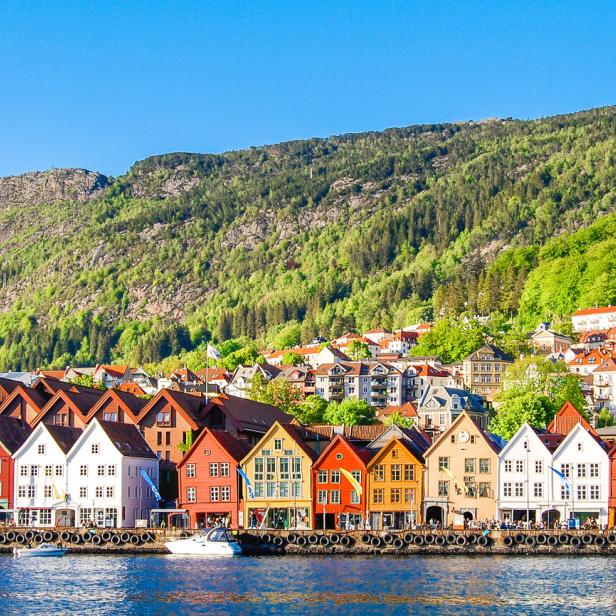 Häuserfront an Nordsee-Ufer in Bergen in Norwegen