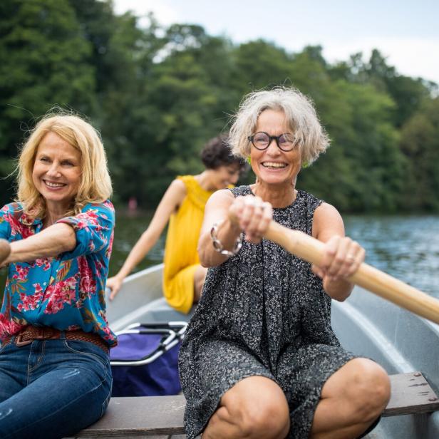 Frauen haben Spaß beim Rudern