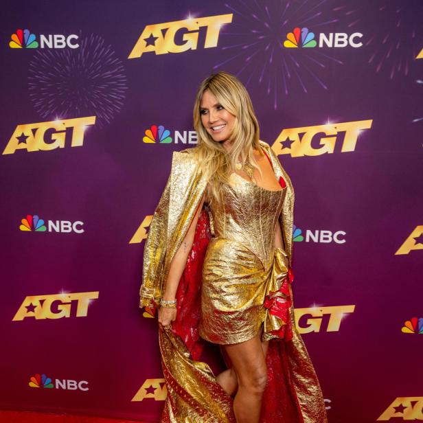 Heidi Klum posiert im goldenen Outfit