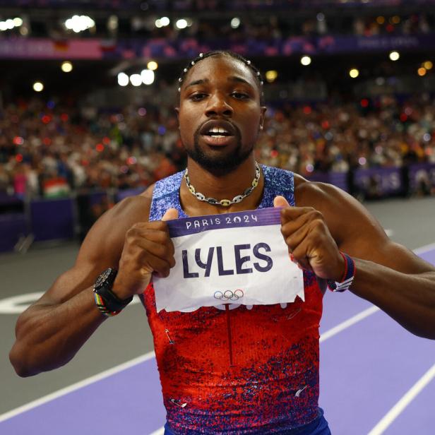 Noah Lyles trug beim Lauf das OMEGA-Modell Speedmaster Dark Side of the Moon Apollo 8 