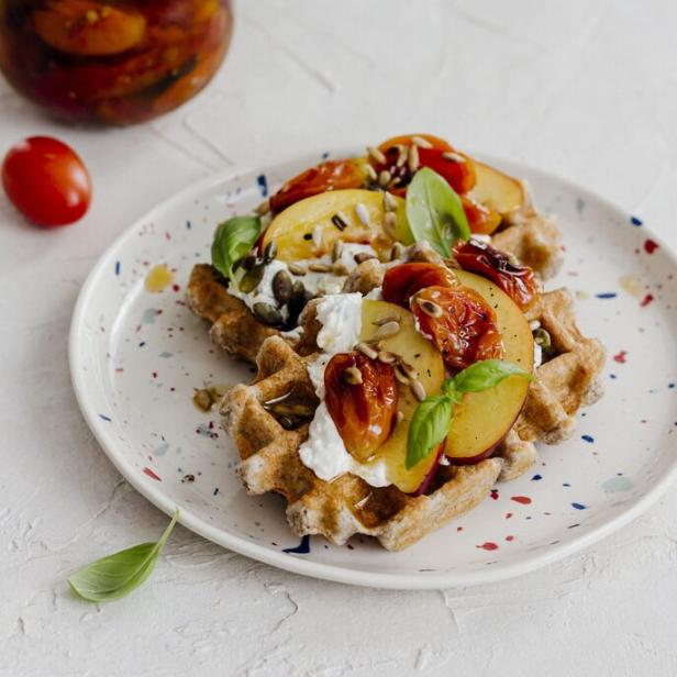 Pikante Waffeln mit Burrata, Pfirsichen und Tomaten