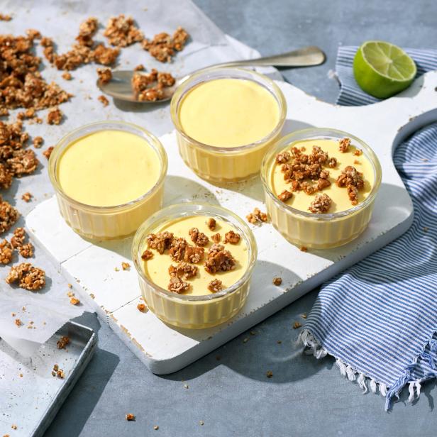 Mango-Mousse mit Sesam-Cashew-Krokant