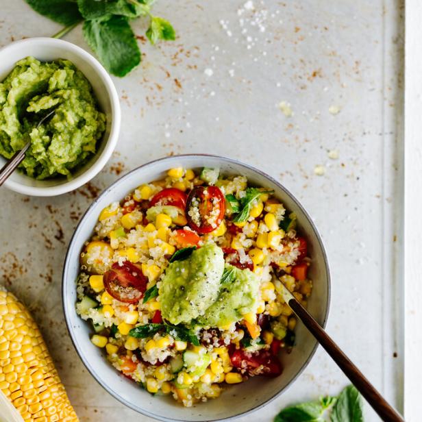 Mexikanischer Salat mit Zuckermais und Avocadocreme