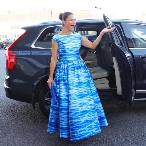 Victoria von Schweden posiert im blauen Wasser-Kleid. Sie ist gutgelaunt.