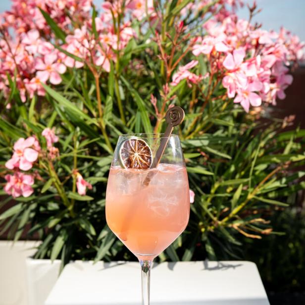 Cocktail aus der The Ritz-Carlton Rooftop Bar: Aphrodise Gin Fizz