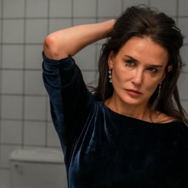 Neuer Film Substance: Schauspielerin Demi Moore steht tränenverschmiert vor einem Spiegel 