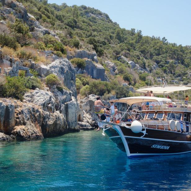 Boot fährt zur versunkenen Stadt auf der Insel Kekova in der Türkei