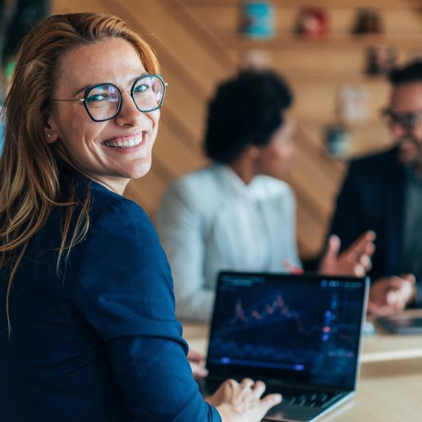 Frau sitzt am Laptop im Büro