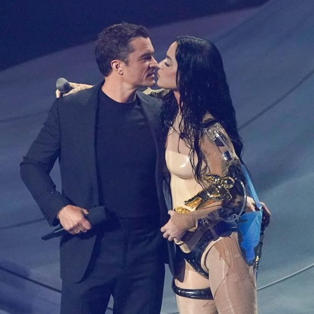 Katy Perry knutscht ihren Partner Orlando Bloom auf der Bühne ab