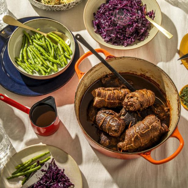 Rouladen passen gut zu Fisolen, Semmelknödel und Rotkraut.