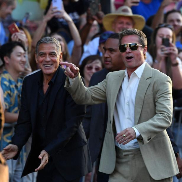 George Clooney und Brad Pitt haben es bei der Premiere zu ihrem Film "Wolfs" lustig