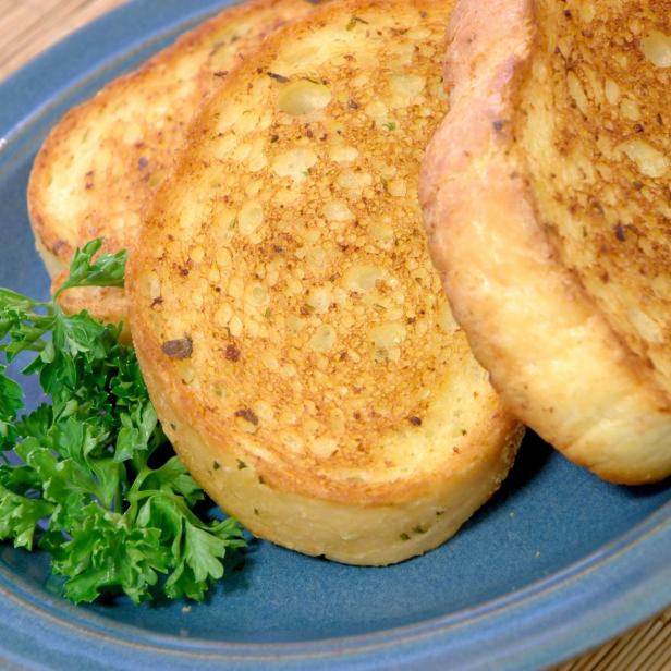 blauer Teller mit Brot und Petersilie