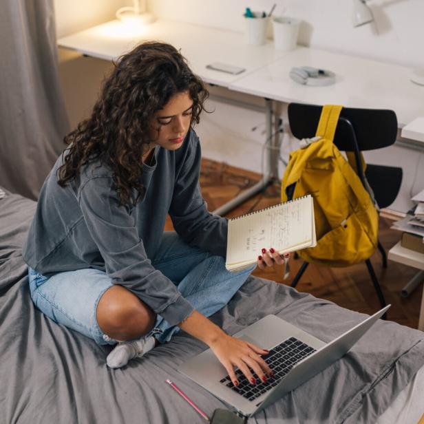 Studentin in ihrem Zimmer